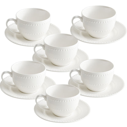 Set di 6 tazzine caffè con piattino in porcellana bianca. Collina, con il suo decoro semplice e raffinato, ci trasporta nel capolavoro toscano della Val d’Orcia, dove dolci colline cingono borghi antichi. Capacità: 100 cc Utilizzabile in forno tradizionale, microonde e lavastoviglie. In negozio e online su tuttochic.live