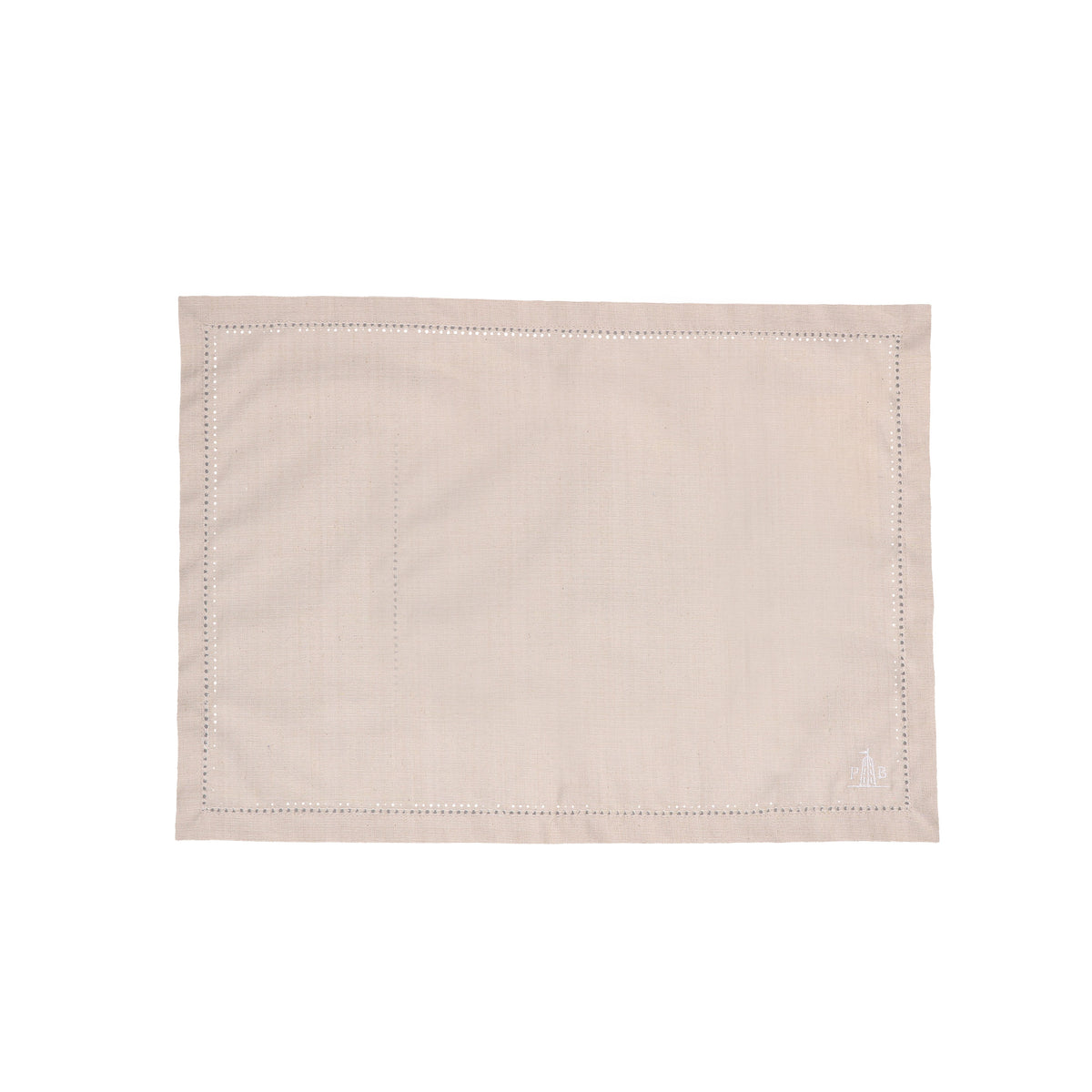 Tovaglietta rettangolare in cotone di colore Ecrù. Dimensioni: cm 35 x 47. Una collezione tessile per vestire la tavola in puro stile countryside, come la tradizione toscana insegna. Per creare la mise en place perfetta per ogni occasione di convivialità. In negozio e online su tuttochic.live