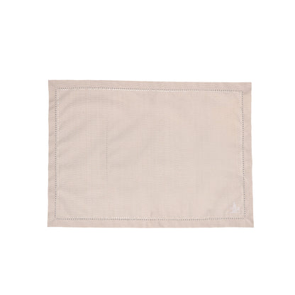 Tovaglietta rettangolare in cotone di colore Ecrù. Dimensioni: cm 35 x 47. Una collezione tessile per vestire la tavola in puro stile countryside, come la tradizione toscana insegna. Per creare la mise en place perfetta per ogni occasione di convivialità. In negozio e online su tuttochic.live