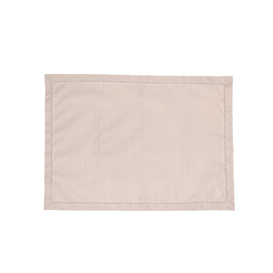 Tovaglietta rettangolare in cotone di colore Ecrù. Dimensioni: cm 35 x 47. Una collezione tessile per vestire la tavola in puro stile countryside, come la tradizione toscana insegna. Per creare la mise en place perfetta per ogni occasione di convivialità. In negozio e online su tuttochic.live