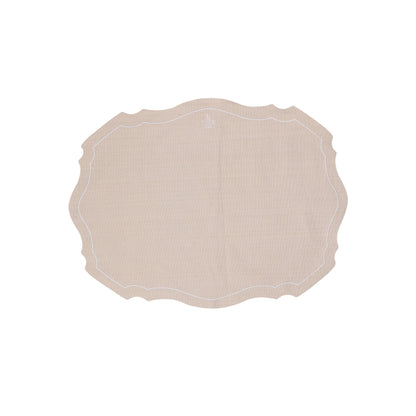Tovaglietta sagomata in cotone di colore Ecrù. Dimensioni: cm 33 x 48. Una collezione tessile per vestire la tavola in puro stile countryside, come la tradizione toscana insegna. Per creare la mise en place perfetta per ogni occasione di convivialità. In negozio e online su tuttochic.live