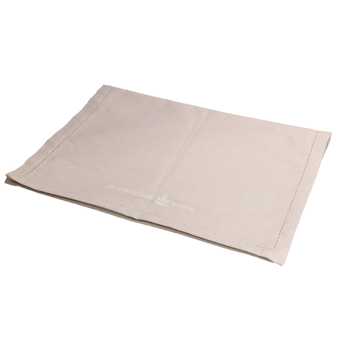 Runner rettangolare in cotone di colore Ecrù. Dimensioni: cm 45 x 140. Una collezione tessile per vestire la tavola in puro stile countryside, come la tradizione toscana insegna. Per creare la mise en place perfetta per ogni occasione di convivialità. In negozio e online su tuttochic.live