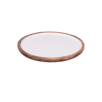 Vassoio rotondo in legno laccato. Dimensioni: cm Ø 25,4 x 1,9 Collezione Libeccio Un set di accessori intramontabili in legno smaltato, da collezionare uno dopo l'altro. Immancabili in credenza e preziosi sulla tavola, per servire in puro stile La Porcellana Bianca. Lavare a mano. In negozio e online su tuttochic.live
