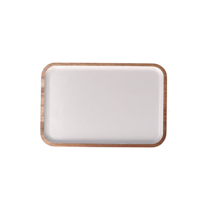 Vassoio rettangolare in legno laccato. Dimensioni: cm 30,5 x 20,3 x 1,9 Collezione Libeccio Un set di accessori intramontabili in legno smaltato, da collezionare uno dopo l'altro. Per servire in puro stile La Porcellana Bianca. Lavare a mano. In negozio e online su tuttochic.live