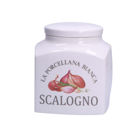 Barattolo in porcellana decorata "Scalogno". Dimensioni: 12x12xh 16 cm, 1800 cc. Portano colore in cucina i funzionali barattoli Conserva, con un’intuitiva illustrazione per catalogare spezie, tè, caffè e tisane, tutti dotati di un pratico tappo a chiusura ermetica. In negozio e online su tuttochic.live