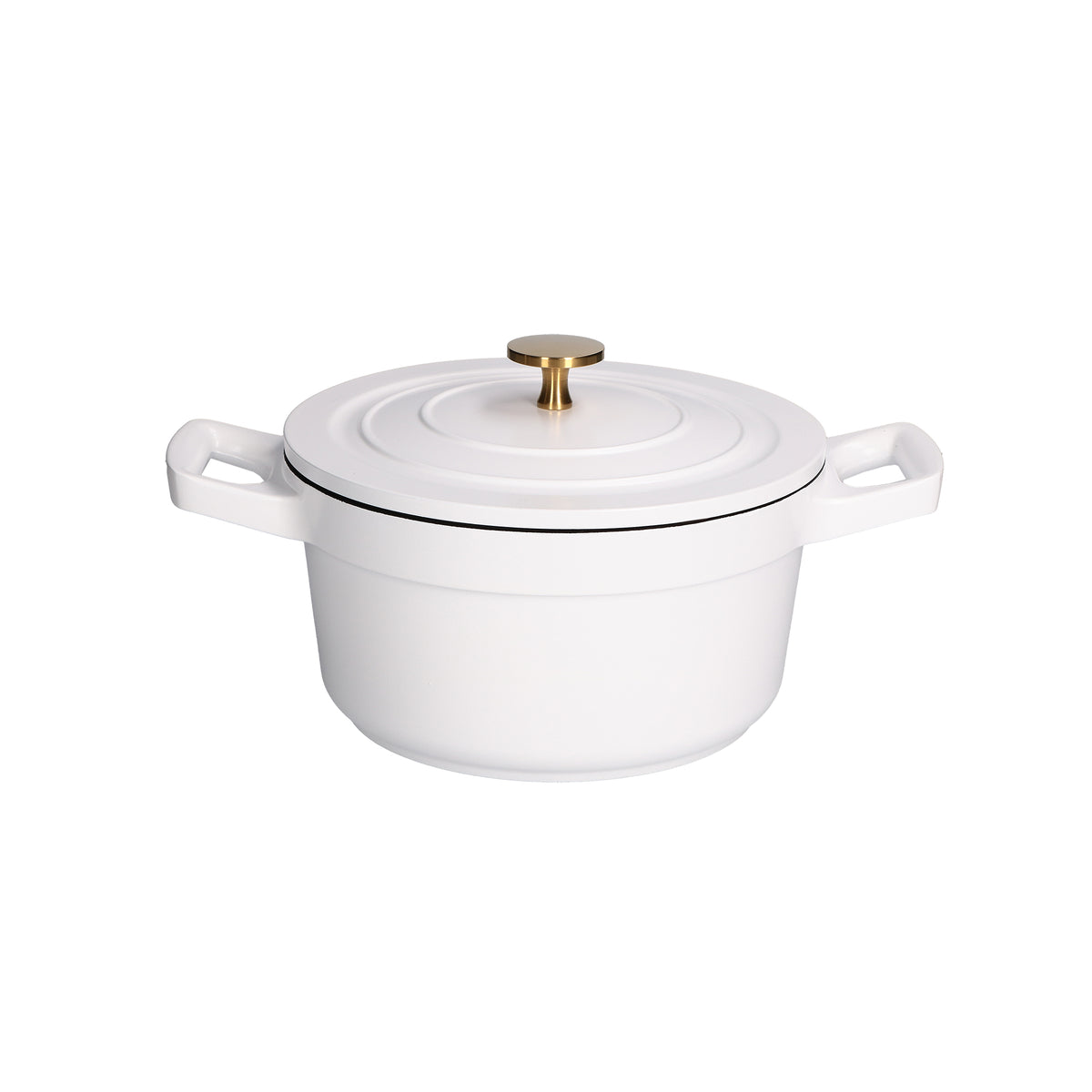 Casseruola bassa con coperchio in alluminio antiaderente con fondo esterno di colore bianco e interno di colore nero, pomolo di colore oro. diametro cm 20, altezza (casseruola senza coperchio) cm 10,5. Adatta su tutte le fonti di calore. Lavabile in lavastoviglie. In negozio e online su tuttochic.live