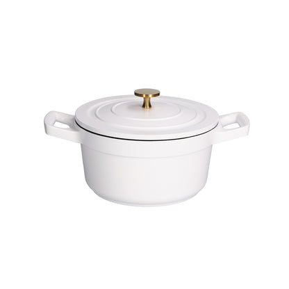 Casseruola bassa con coperchio in alluminio antiaderente con fondo esterno di colore bianco e interno di colore nero, pomolo di colore oro. diametro cm 20, altezza (casseruola senza coperchio) cm 10,5. Adatta su tutte le fonti di calore. Lavabile in lavastoviglie. In negozio e online su tuttochic.live
