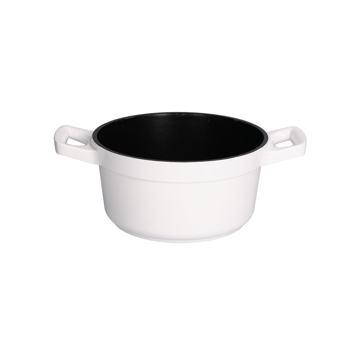 Casseruola bassa con coperchio in alluminio antiaderente con fondo esterno di colore bianco e interno di colore nero, pomolo di colore oro. diametro cm 20, altezza (casseruola senza coperchio) cm 10,5. Adatta su tutte le fonti di calore. Lavabile in lavastoviglie. In negozio e online su tuttochic.live