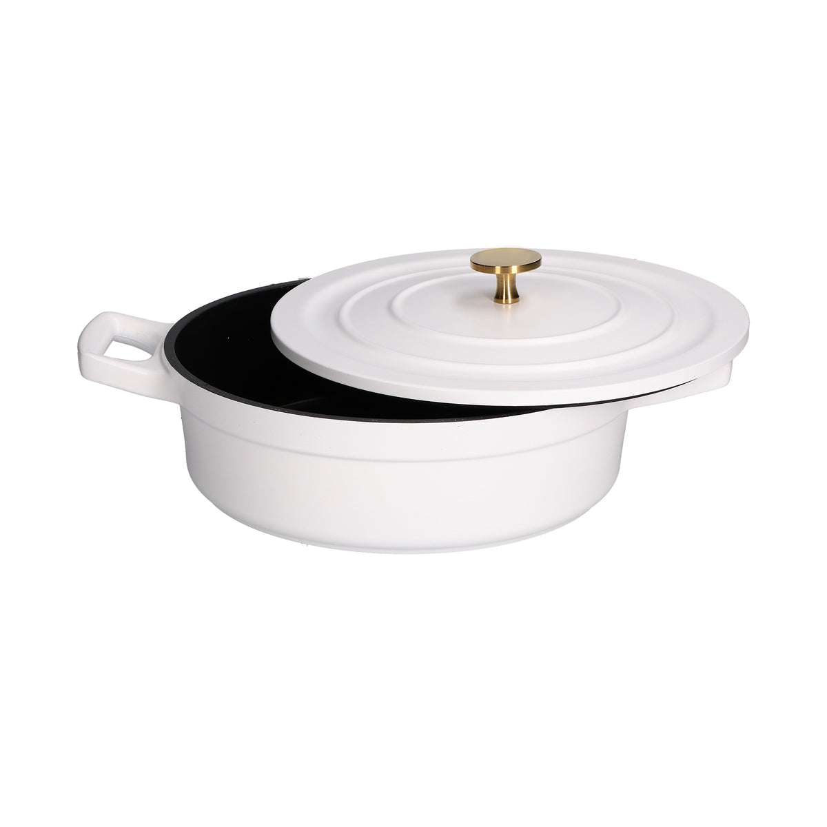 Casseruola bassa con coperchio in alluminio antiaderente con fondo esterno di colore bianco e interno di colore nero, pomolo di colore oro. diametro cm 28, altezza (casseruola senza coperchio) cm 7,5. Adatta su tutte le fonti di calore. Lavabile in lavastoviglie. In negozio e online su tuttochic.live