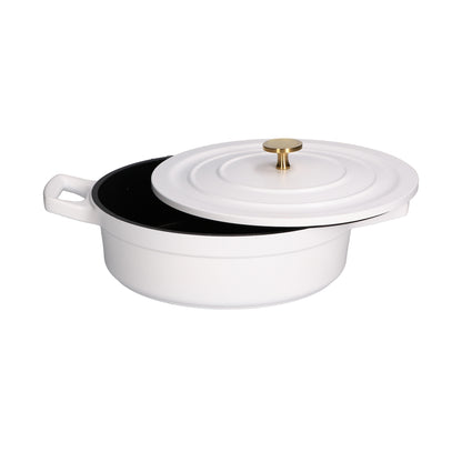 Casseruola bassa con coperchio in alluminio antiaderente con fondo esterno di colore bianco e interno di colore nero, pomolo di colore oro. diametro cm 28, altezza (casseruola senza coperchio) cm 7,5. Adatta su tutte le fonti di calore. Lavabile in lavastoviglie. In negozio e online su tuttochic.live