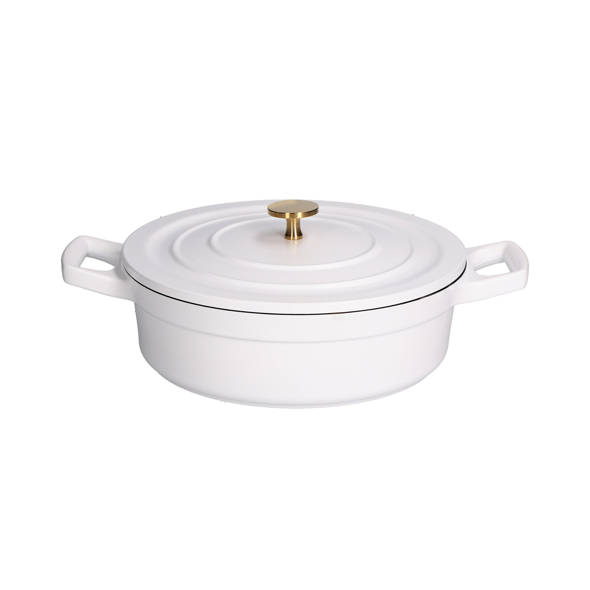 Casseruola bassa con coperchio in alluminio antiaderente con fondo esterno di colore bianco e interno di colore nero, pomolo di colore oro. diametro cm 28, altezza (casseruola senza coperchio) cm 7,5. Adatta su tutte le fonti di calore. Lavabile in lavastoviglie. In negozio e online su tuttochic.live