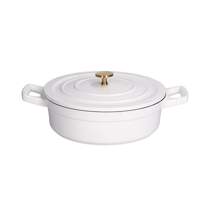 Casseruola bassa con coperchio in alluminio antiaderente con fondo esterno di colore bianco e interno di colore nero, pomolo di colore oro. diametro cm 28, altezza (casseruola senza coperchio) cm 7,5. Adatta su tutte le fonti di calore. Lavabile in lavastoviglie. In negozio e online su tuttochic.live