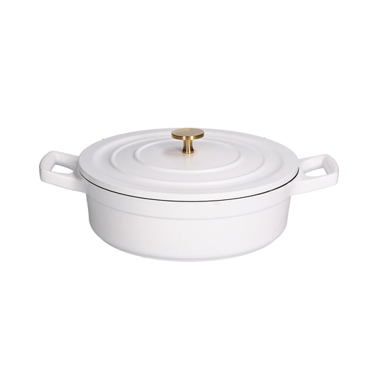 Casseruola bassa con coperchio in alluminio antiaderente con fondo esterno di colore bianco e interno di colore nero, pomolo di colore oro. diametro cm 28, altezza (casseruola senza coperchio) cm 7,5. Adatta su tutte le fonti di calore. Lavabile in lavastoviglie. In negozio e online su tuttochic.live