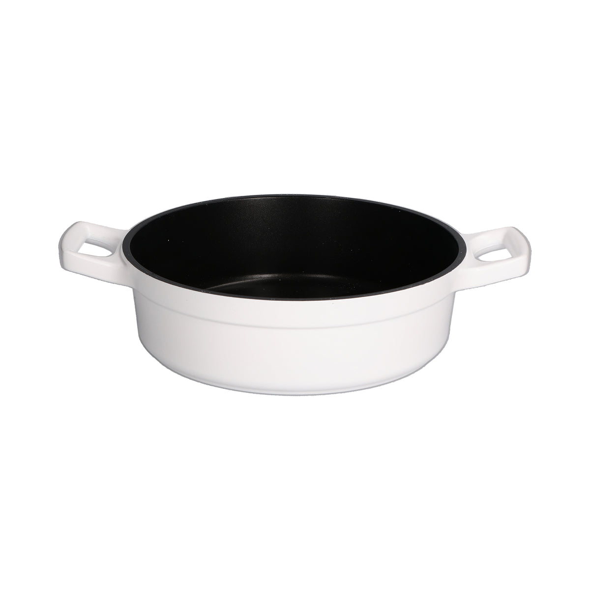 Casseruola bassa con coperchio in alluminio antiaderente con fondo esterno di colore bianco e interno di colore nero, pomolo di colore oro. diametro cm 28, altezza (casseruola senza coperchio) cm 7,5. Adatta su tutte le fonti di calore. Lavabile in lavastoviglie. In negozio e online su tuttochic.live