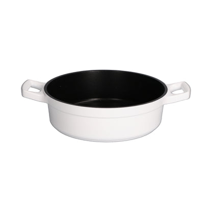 Casseruola bassa con coperchio in alluminio antiaderente con fondo esterno di colore bianco e interno di colore nero, pomolo di colore oro. diametro cm 28, altezza (casseruola senza coperchio) cm 7,5. Adatta su tutte le fonti di calore. Lavabile in lavastoviglie. In negozio e online su tuttochic.live