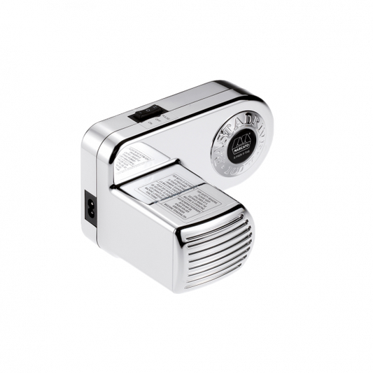 Pastadrive è il pratico motore compatibile solo con i prodotti Marcato, che facilita la lavorazione della pasta o la macinatura della farina. Pastadrive, realizzato in ABS metallizzato. Pastadrive è compatibile con macchine prodotte dal 1998. In negozio e online su tuttochic.live