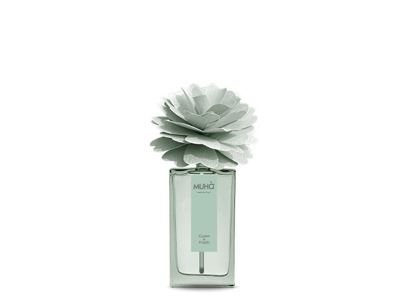 Profumatore per ambiente in una raffinata bottiglia in vetro colorato con etichetta effetto soft-touch con scritte dorate e diffusore a forma di fiore in legno di betulla naturale realizzato a mano. Completo di essenza da 50 ml. Info sulla fragranza Cuoio e Frutti Fragranza intensa. In negozio e online su tuttochic.live