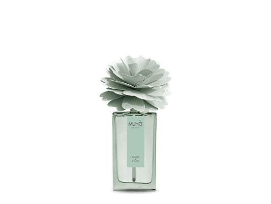 Profumatore per ambiente in una raffinata bottiglia in vetro colorato con etichetta effetto soft-touch con scritte dorate e diffusore a forma di fiore in legno di betulla naturale realizzato a mano. Completo di essenza da 50 ml. Info sulla fragranza Cuoio e Frutti Fragranza intensa. In negozio e online su tuttochic.live