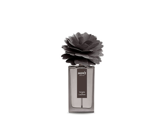 Profumatore per ambiente in una raffinata bottiglia in vetro colorato con etichetta effetto soft-touch con scritte dorate e diffusore a forma di fiore in legno di betulla naturale realizzato a mano. Completo di essenza da 50 ml. fragranza VANIGLIA E LIQUIRIZIA Profumo deciso. In negozio e online su tuttochic.live