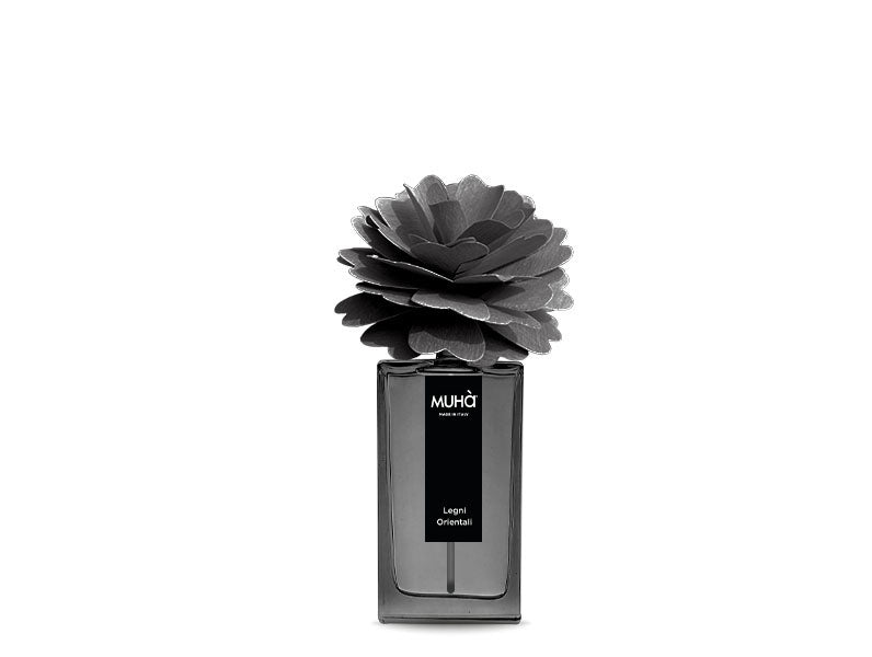 Profumatore per ambiente in una raffinata bottiglia in vetro colorato con etichetta effetto soft-touch con scritte dorate e diffusore a forma di fiore in legno di betulla naturale realizzato a mano. Completo di essenza da 50 ml. fragranza LEGNI ORIENTALI Fresche note... In negozio e online su tuttochic.live