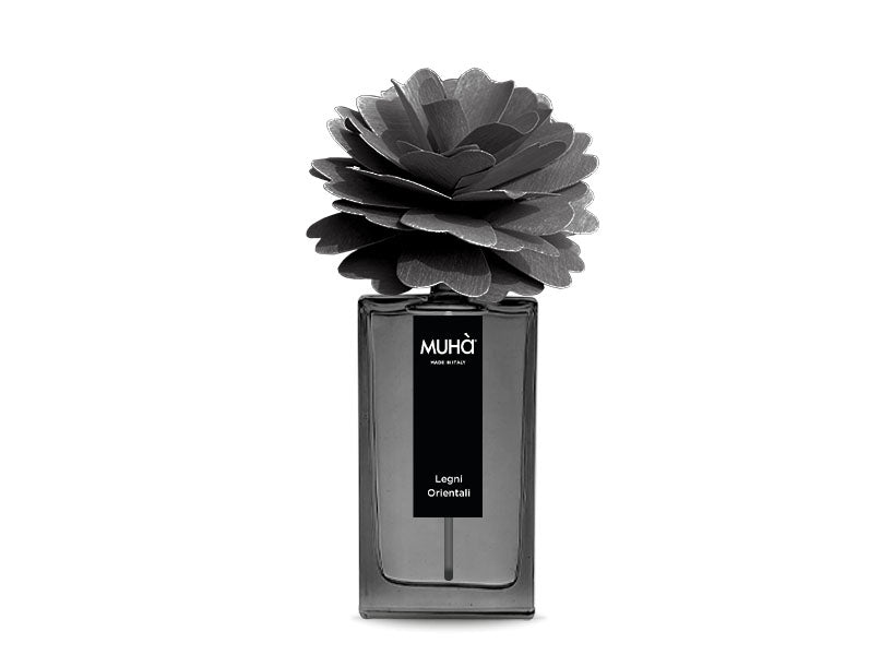 Profumatore per ambiente in una raffinata bottiglia in vetro colorato con etichetta effetto soft-touch con scritte dorate e diffusore a forma di fiore in legno di betulla naturale realizzato a mano. Completo di essenza da 100 ml. fragranza LEGNI ORIENTALI Fresche note di cedro... In negozio e online su tuttochic.live