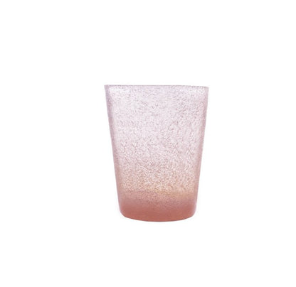 Bicchiere in vetro soffiato, colorato e lavorato a mano con effetto bollicine. Divertiti a colorare la tua tavola scegliendo il colore e la quantità da acquistare. La soffiatura fa sì che ogni bicchiere sia leggermente diverso l'uno dall'altro. Capacità cl 30. In negozio e online su tuttochic.live