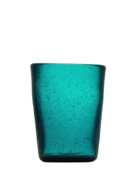 Bicchiere in vetro soffiato, colorato e lavorato a mano con effetto bollicine. Divertiti a colorare la tua tavola scegliendo il colore e la quantità da acquistare. La soffiatura fa sì che ogni bicchiere sia leggermente diverso l'uno dall'altro. Capacità cl 30. In negozio e online su tuttochic.live