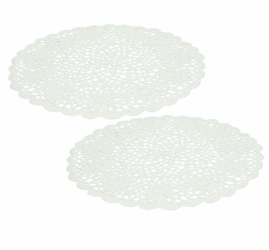 Set di 2 sottopiatti in cotone inamidato effetto pizzo. Dimensioni: diametro cm 35. In negozio e online su tuttochic.live