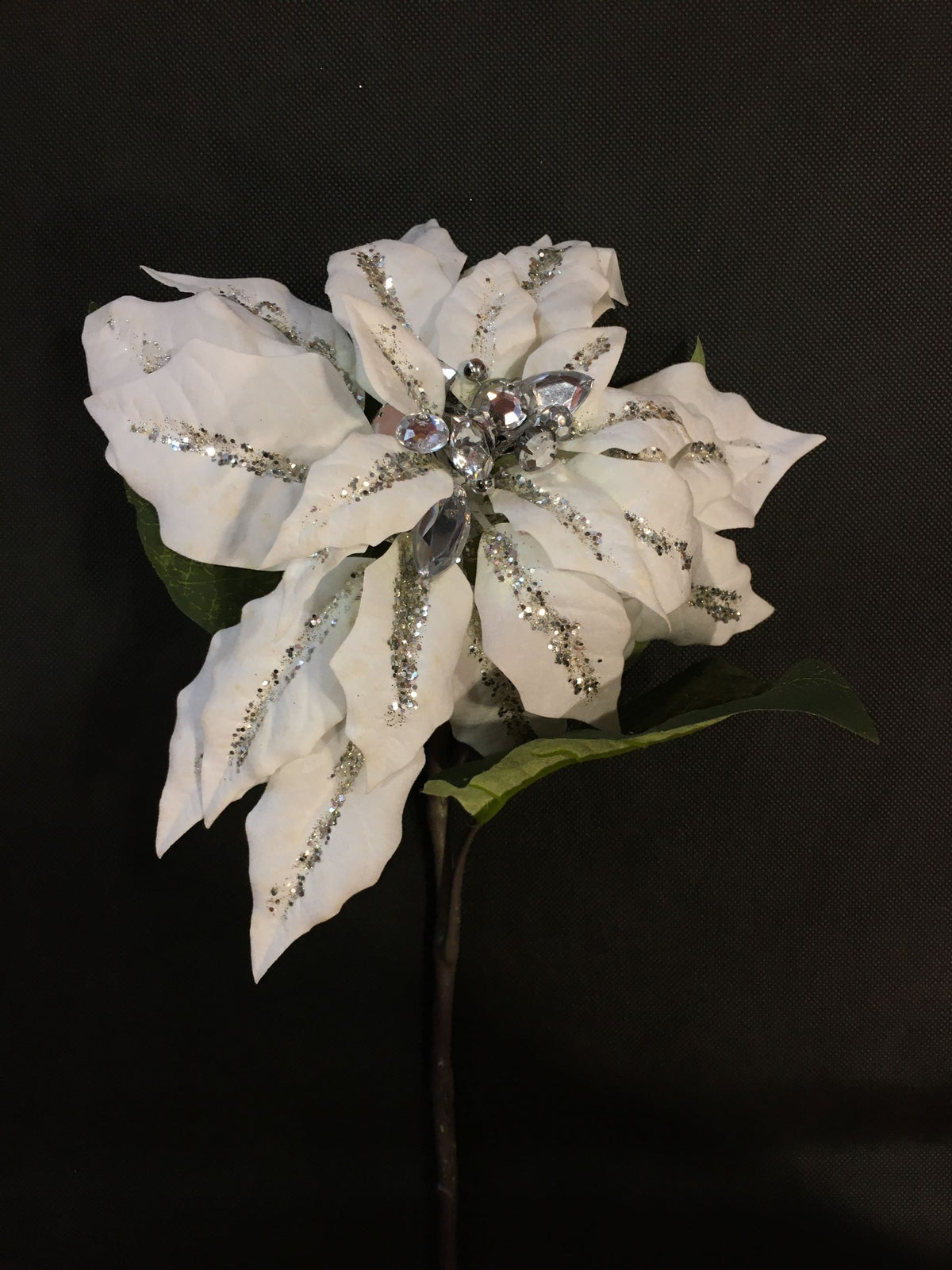 Fiore stella di natale con petali vellutati e con applicazioni di strass in acrilico colorato. Dimensioni: altezza cm 66. In negozio e online su tuttochic.live