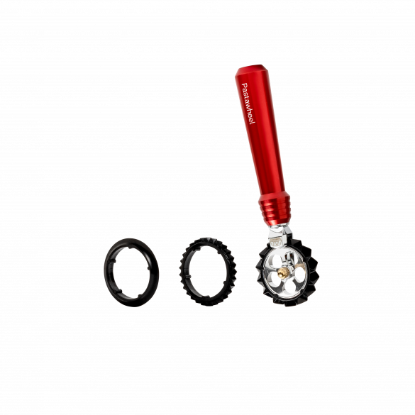Il tagliapasta Marcato è perfetto per tagliare in modo creativo la sfoglia per pasta, dolci e biscotti, indipendentemente dallo spessore. PULIZIA Per pulire Pastawheel utilizzare un panno e un pennello. L’accessorio non è lavabile in lavastoviglie. Dimensioni: cm 2.2 × 4.4 × 15. In negozio e online su tuttochic.live