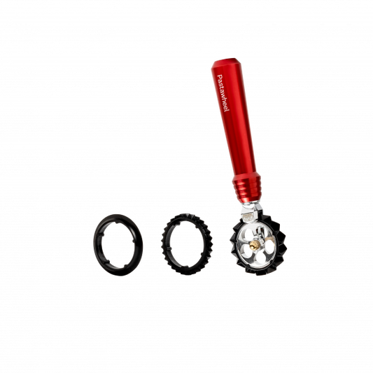 Il tagliapasta Marcato è perfetto per tagliare in modo creativo la sfoglia per pasta, dolci e biscotti, indipendentemente dallo spessore. PULIZIA Per pulire Pastawheel utilizzare un panno e un pennello. L’accessorio non è lavabile in lavastoviglie. Dimensioni: cm 2.2 × 4.4 × 15. In negozio e online su tuttochic.live