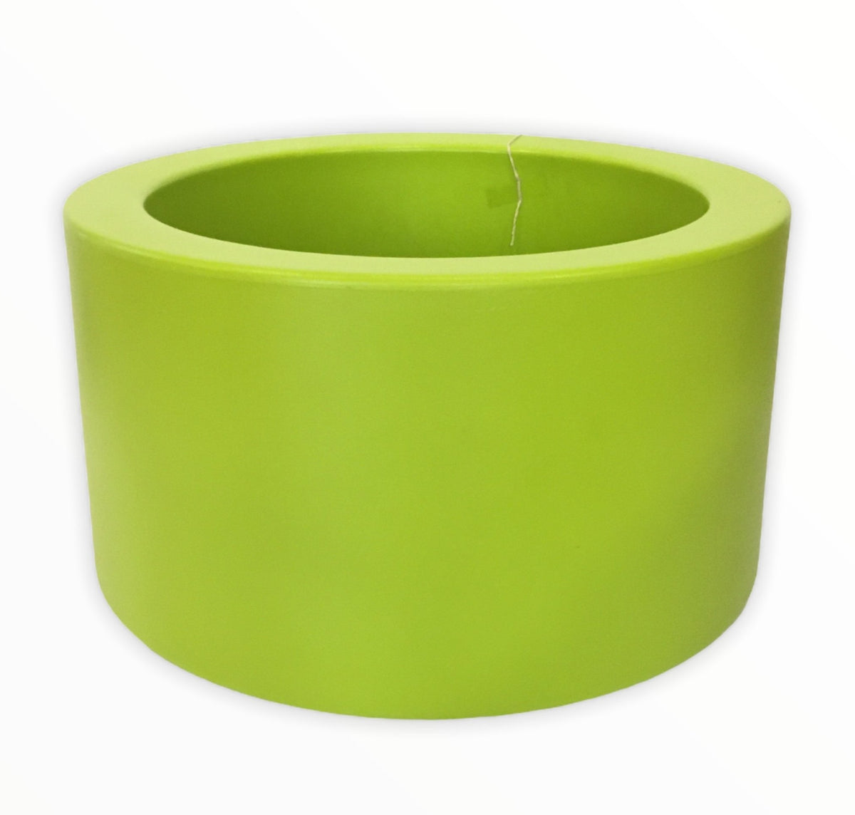 Fioriera in polietilene stampato tonda di colore verde, con riserva d'acqua. Dimensioni: diametro esterno cm 45,5 x 28 h, diametro interno cm 35,5 x 22,5 h