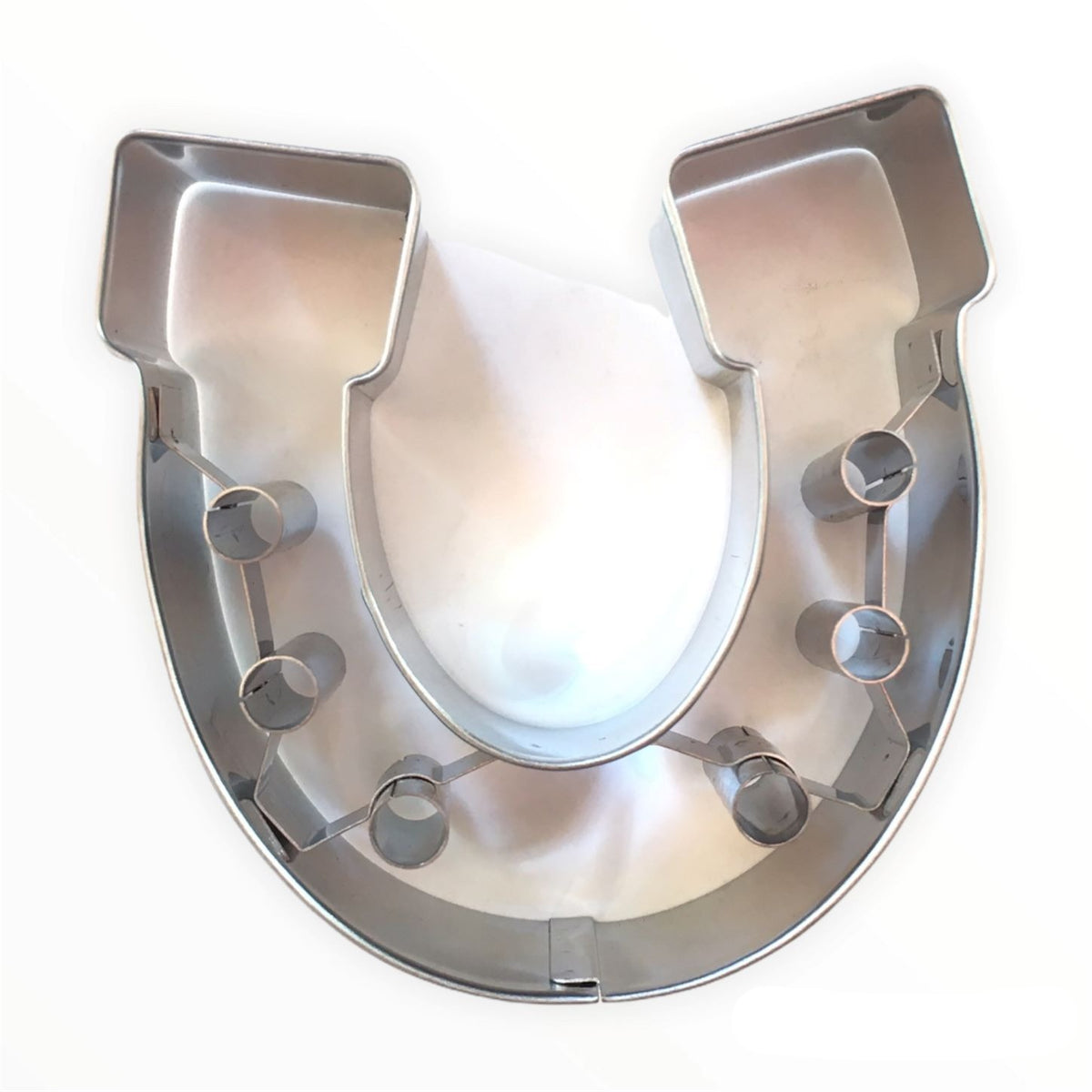 Tagliabiscotti Ferro di Cavallo, con goffratura interna, in acciaio inox 7 cm, lavabile in lavastoviglie. I nostri tagliabiscotti possono essere utilizzati anche per pane, burro, formaggio, salsiccia, frutta. In questo modo puoi potenziare ogni buffet e ogni pausa pranzo. In negozio e online su tuttochic.live
