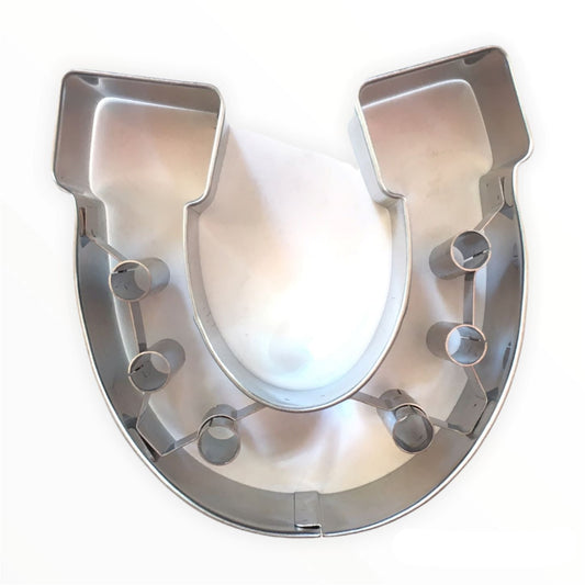 Tagliabiscotti Ferro di Cavallo, con goffratura interna, in acciaio inox 7 cm, lavabile in lavastoviglie. I nostri tagliabiscotti possono essere utilizzati anche per pane, burro, formaggio, salsiccia, frutta. In questo modo puoi potenziare ogni buffet e ogni pausa pranzo. In negozio e online su tuttochic.live
