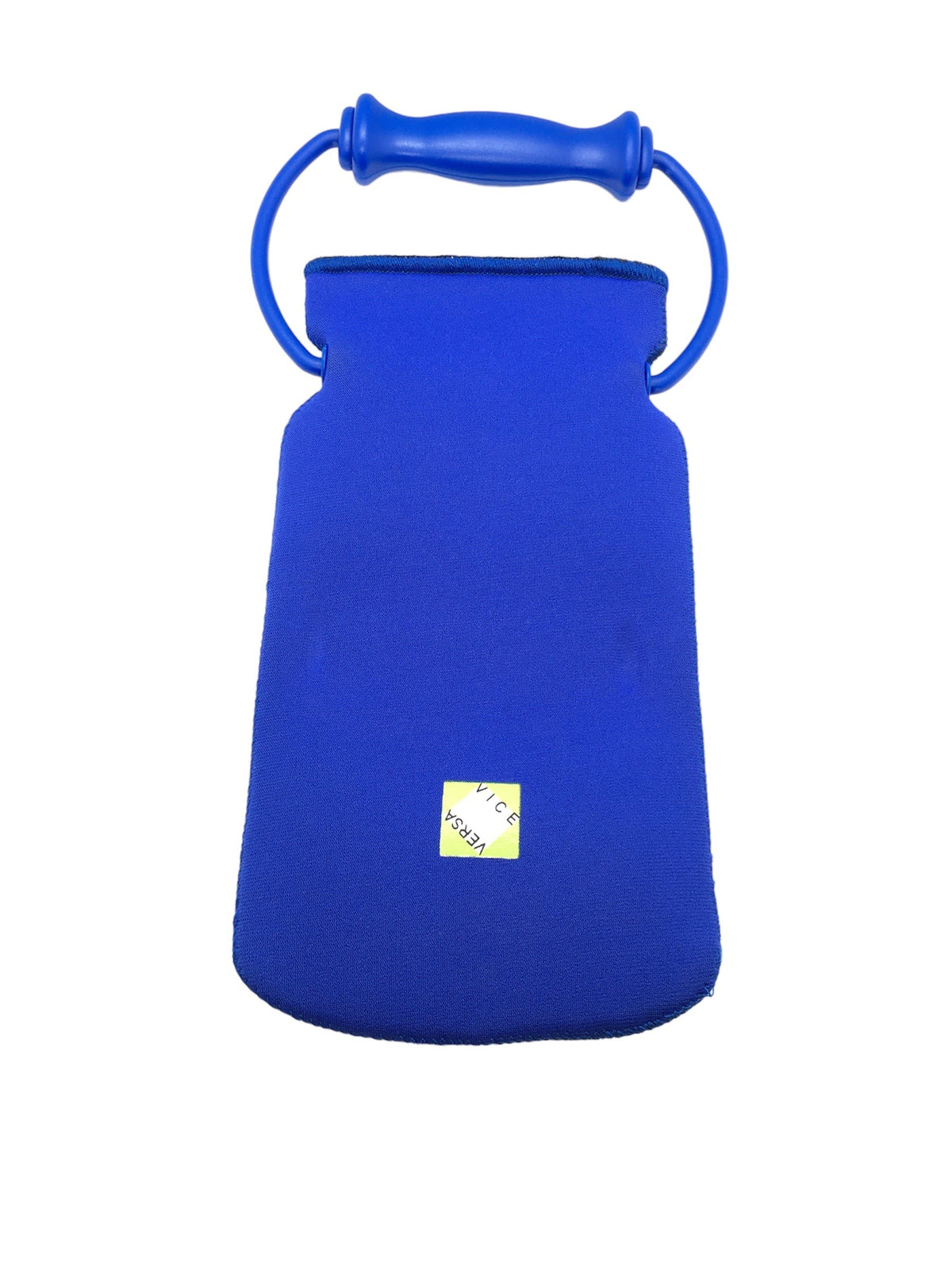 La custodia per biberon in neoprene è morbida e leggera. Veramente pratica perché con poco spessore garantisce un lunga tenuta termica. Quando lo usi, tienilo in posizione verticale. Ricorda che mantiene il contenuto caldo solo per un certo periodo. Dimensioni: cm 29 x 15. In negozio e online su tuttochic.live