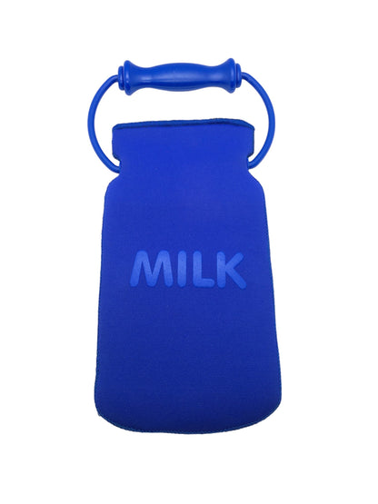 La custodia per biberon in neoprene è morbida e leggera. Veramente pratica perché con poco spessore garantisce un lunga tenuta termica. Quando lo usi, tienilo in posizione verticale. Ricorda che mantiene il contenuto caldo solo per un certo periodo. Dimensioni: cm 29 x 15. In negozio e online su tuttochic.live