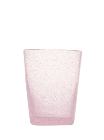 Bicchiere in vetro soffiato, colorato e lavorato a mano con effetto bollicine. Divertiti a colorare la tua tavola scegliendo il colore e la quantità da acquistare. La soffiatura fa sì che ogni bicchiere sia leggermente diverso l'uno dall'altro. Capacità cl 30. In negozio e online su tuttochic.live