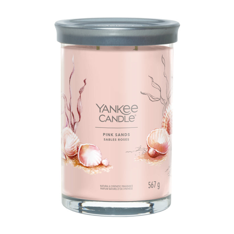 Una fuga su un’isola esotica, immersi nelle vivaci note che richiamano gli agrumi, dolci fiori e note speziate di vaniglia. La candela tumbler presenta un coperchio di latta satinato che si adatta alla perfezione alla base rendendolo un perfetto sottocandela. Durata 60 a 100 ore. In negozio e online su tuttochic.live