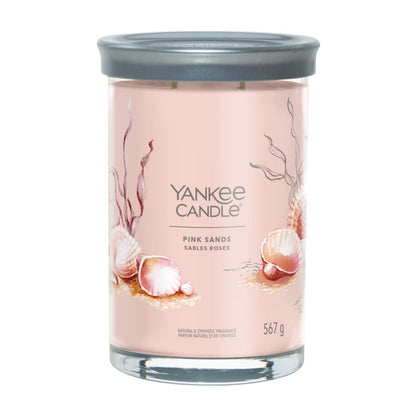 Una fuga su un’isola esotica, immersi nelle vivaci note che richiamano gli agrumi, dolci fiori e note speziate di vaniglia. La candela tumbler presenta un coperchio di latta satinato che si adatta alla perfezione alla base rendendolo un perfetto sottocandela. Durata 60 a 100 ore. In negozio e online su tuttochic.live