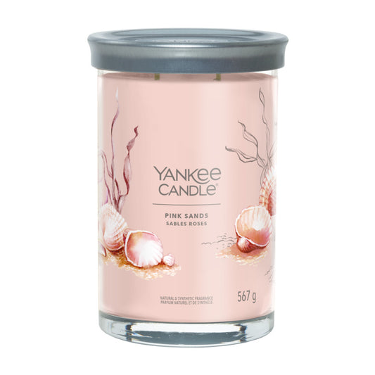 Una fuga su un’isola esotica, immersi nelle vivaci note che richiamano gli agrumi, dolci fiori e note speziate di vaniglia. La candela tumbler presenta un coperchio di latta satinato che si adatta alla perfezione alla base rendendolo un perfetto sottocandela. Durata 60 a 100 ore. In negozio e online su tuttochic.live