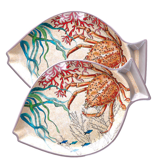 Set di 2 piatti a forma di pesce in melamina con decoro marino. La melamina, un materiale resistente, leggero, altamente igienico e di facile manutenzione.  Dimensioni singolo piatto: cm 33 x 23 x h 2,4. Lavabile in lavastoviglie. Non Utilizzabile in microonde e in forno tradizionale. In negozio e online su tuttochic.live
