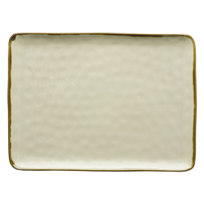 Vassoio rettangolare in porcellana di colore avorio. Colori e forme moderne si mescolano con armonia ed elementi della tradizione. Dimensioni: cm 27 x 19 Materiali: Stoneware