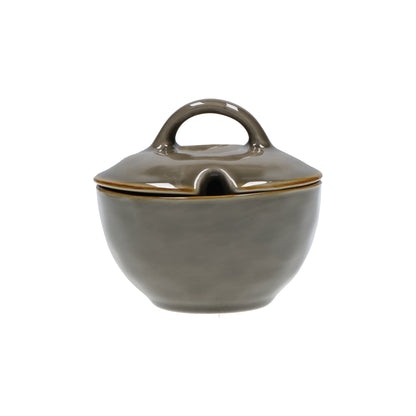 Zuccheriera con coperchio in porcellana di colore grigio tortora. Colori e forme moderne si mescolano con armonia ed elementi della tradizione. Dimensioni: Ø 11 cm, 250 cc. In negozio e online su tuttochic.live