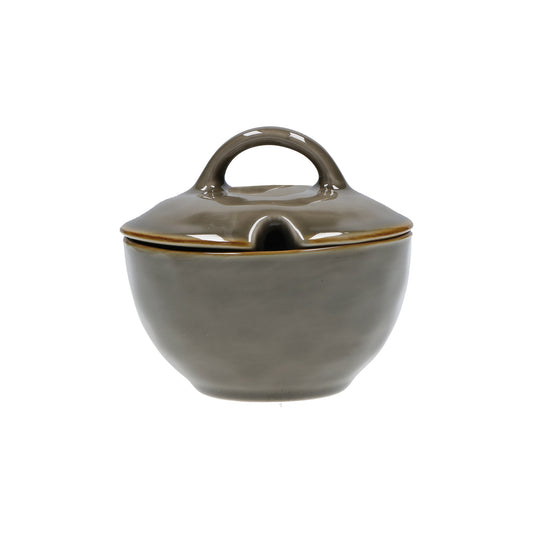 Zuccheriera con coperchio in porcellana di colore grigio tortora. Colori e forme moderne si mescolano con armonia ed elementi della tradizione. Dimensioni: Ø 11 cm, 250 cc. In negozio e online su tuttochic.live