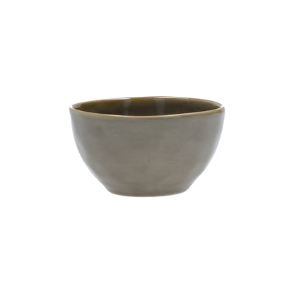 Coppetta in porcellana di colore grigio tortora. Colori e forme moderne si mescolano con armonia ed elementi della tradizione. Dimensioni: cm Ø 11 x 6 h Materiali: Stoneware Lavabile in lavastoviglie Utilizzabile in microonde. Non Utilizzabile in forno tradizionale. In negozio e online su tuttochic.live