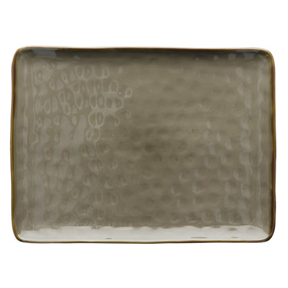 Vassoio rettangolare in porcellana di colore grigio tortora. Colori e forme moderne si mescolano con armonia ed elementi della tradizione. Dimensioni: cm 36 x 26,5. In negozio e online su tuttochic.live