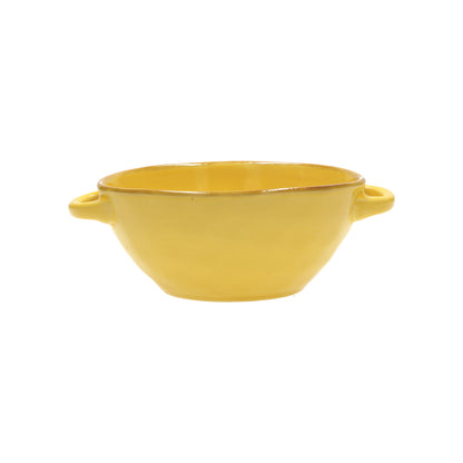 Ciotola per zuppa di colore ocra della linea Concerto. L’apparecchiatura è bellissima tono su tono o nei diversi abbinamenti di colore. In Stoneware Dimensioni: cm 19,5 x 15 x h 6,5 - Capacità: 600 cc. Utilizzabile in lavastoviglie e microonde. Non in forno tradizionale. In negozio e online su tuttochic.live