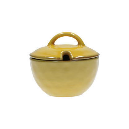 Zuccheriera con coperchio in porcellana di colore ocra. Colori e forme moderne si mescolano con armonia ed elementi della tradizione. Dimensioni: Ø 11 cm, 250 cc. In negozio e online su tuttochic.live