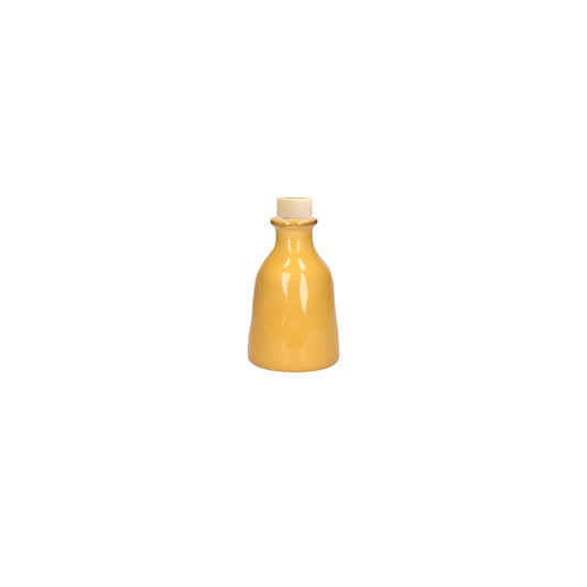 Contenitore bottiglia in gres porcellanato di colore giallo ocra. Dimensioni e capacità: 250 ml Un contenitore per l’olio, per il vino, per i fiori o per qualsiasi cosa suggerisca la tua fantasia. Orci di Concerto,per arricchire e completare la mise en place. In negozio e online su tuttochic.live 