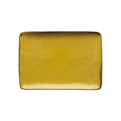Vassoio rettangolare in porcellana di colore ocra. Colori e forme moderne si mescolano con armonia ed elementi della tradizione. Dimensioni: cm 27 x 19 Materiali: Stoneware Lavabile in lavastoviglie Utilizzabile in microonde. In negozio e online su tuttochic.live